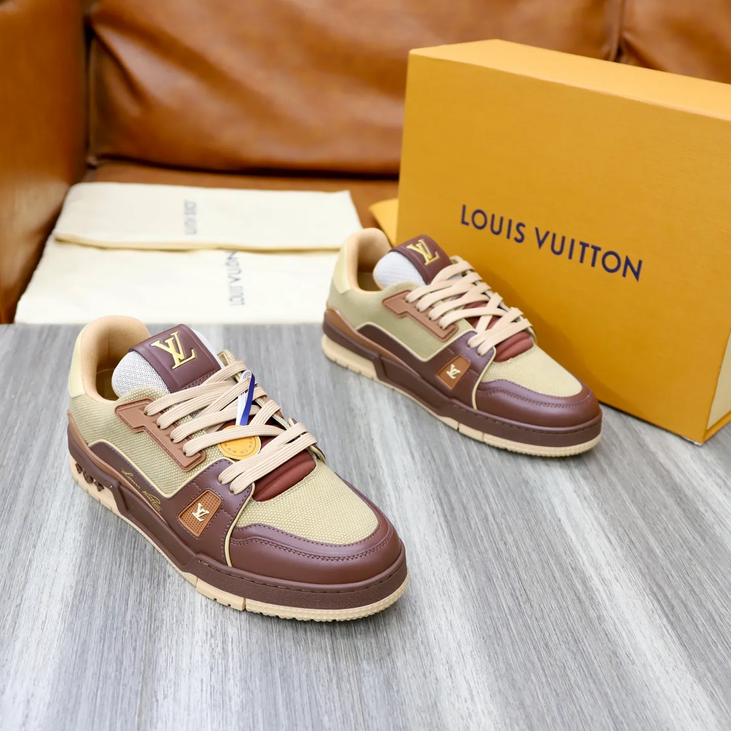 Ex-factory price: 780💰Original development, quality shipping, welcome to compare ❥❥❥❥❥❥LV sneaker series LV Trainer Maxi sneakers introduce the loose silhouette of the ready-to-wear series into the LV Trainer sneaker design written by Virgil Abloh, making an eye-catching appearance in the spring and summer men's wear shows. The cow leather upper is combined with rough fabric laces, and colorful beading highlights the brand's classic elements. LV letters mark the tongue and Monogram floral outsole. Mixed materials Made of first-layer cowhide, wrapped in imported custom-printed denim, thick shoelace design, large Monogram print on the side, "lv 54" badges on the tongue and heel, rubber outsole decorated with Monogram flowers, mesh lining and cotton feet, the comfort is as extreme as ever, premium heritage, quality first, worth owning! Size: 35-40 for women, 39-44 for men (custom-made sizes 38 and 45 are non-refundable)